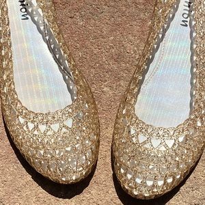 Cute, sparkly, gold, retro jelly flats 🌟
